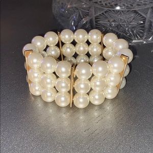 Costume pearl bracelet